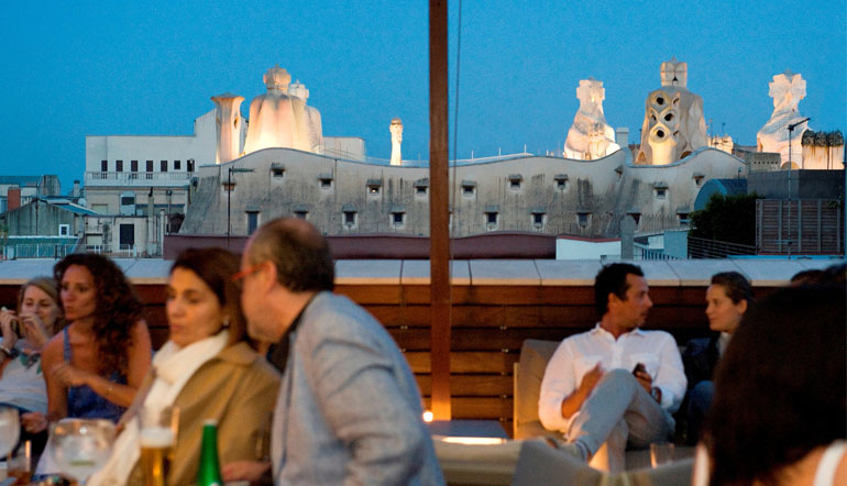 La terraza del Omm sobrevuela Barcelona | Hotel de Cinco Estrellas en Barcelona | Hotel Omm | Whatsup